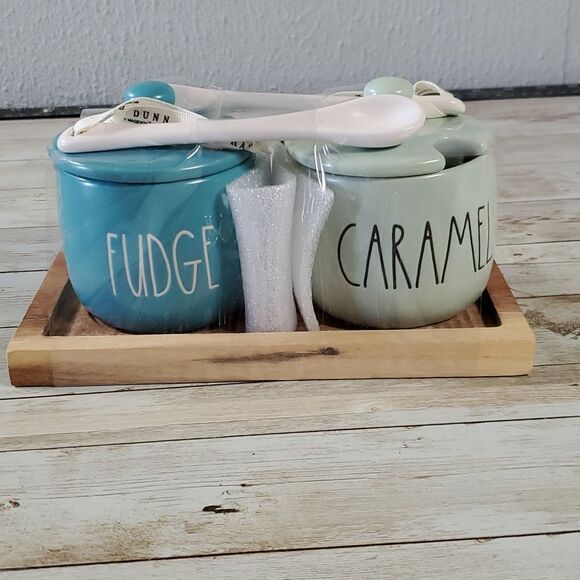 NEW NWT Rae‎ Dunn FUDGE and CARAMEL Jars Serving Set on Wood Tray with Spoons - Picture 1 of 8